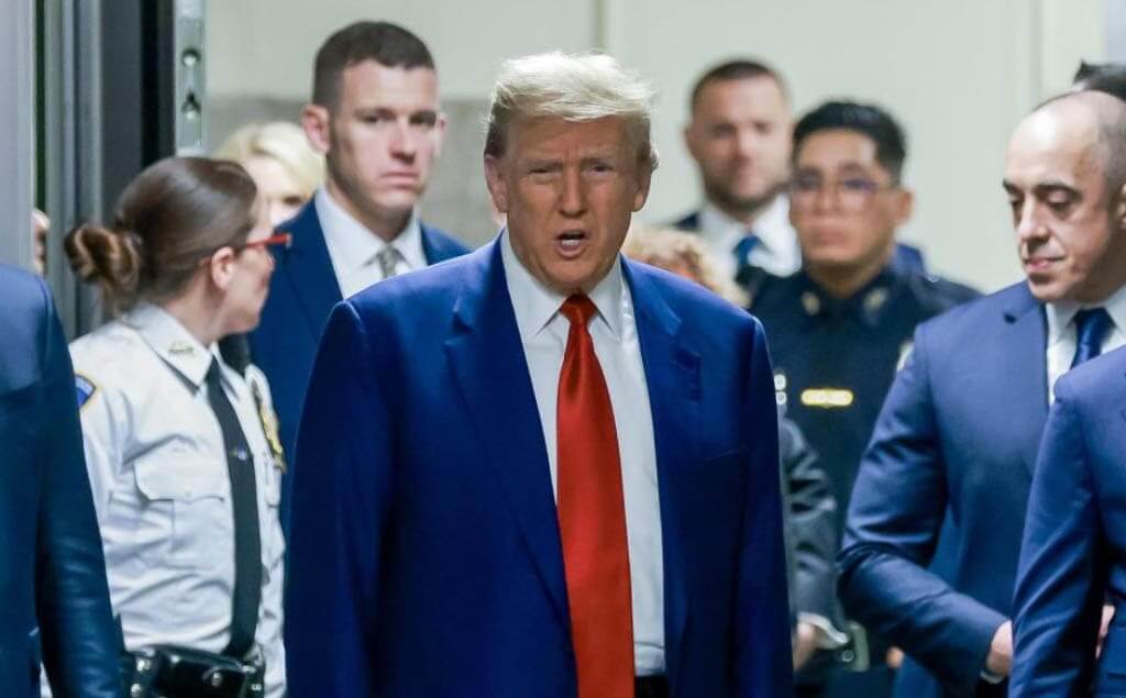 Donald Trump acompañado de su esquema de seguridad