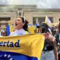 Manifestantes venezolanos en la Plaza de Bolívar en Bogotá, Colombia