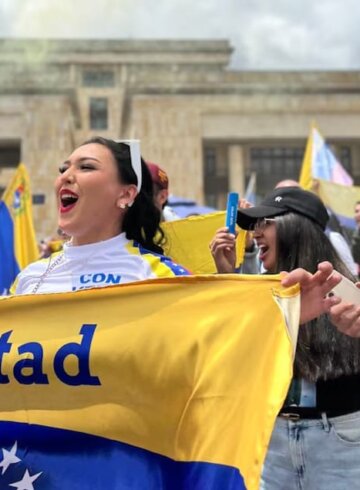 Manifestantes venezolanos en la Plaza de Bolívar en Bogotá, Colombia