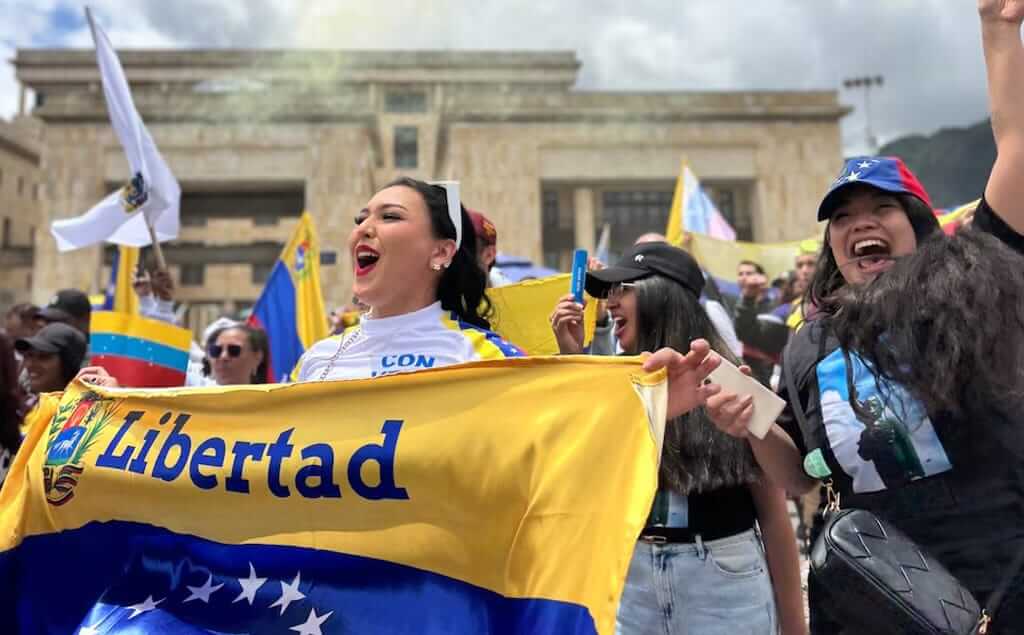 Manifestantes venezolanos en la Plaza de Bolívar en Bogotá, Colombia