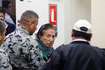 Alejandro Toledo, custodiado por la policía en Perú