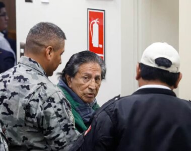 Alejandro Toledo, custodiado por la policía en Perú