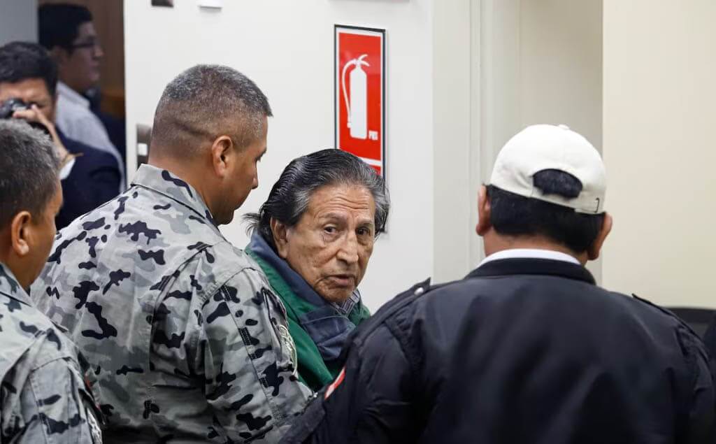 Alejandro Toledo, custodiado por la policía en Perú