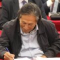 Alejandro Toledo firmando su sentencia en el juicio.