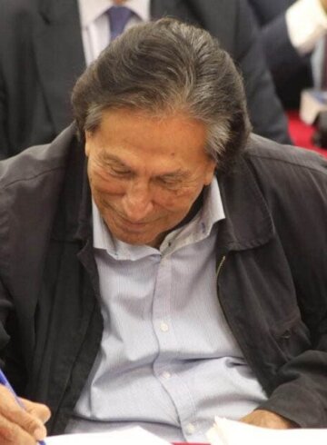 Alejandro Toledo firmando su sentencia en el juicio.