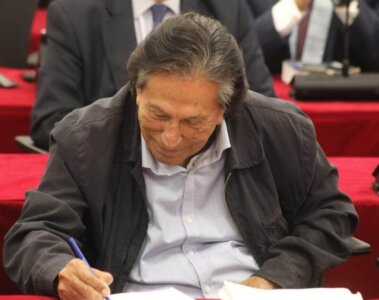 Alejandro Toledo firmando su sentencia en el juicio.