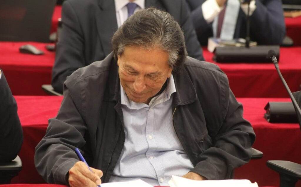 Alejandro Toledo firmando su sentencia en el juicio.