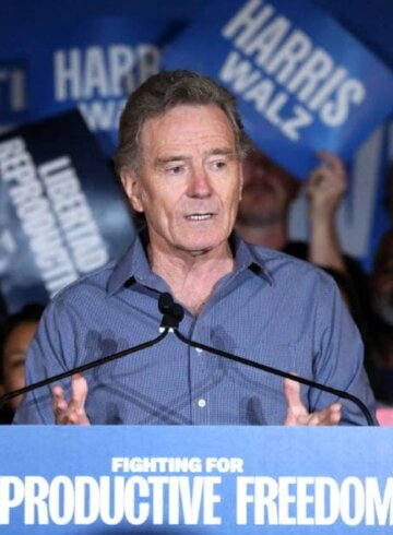 Bryan Cranston hablando en el evento Luchando por la libertad reproductiva en Arizona