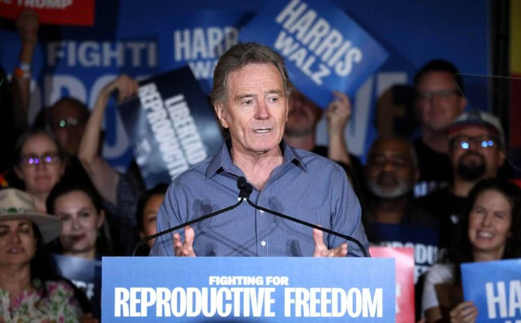 Bryan Cranston hablando en el evento Luchando por la libertad reproductiva en Arizona