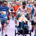 Colin Farrell corriendo con su amiga Emma los últimos 4 kilómetros de la maratón de Dublín