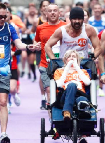 Colin Farrell corriendo con su amiga Emma los últimos 4 kilómetros de la maratón de Dublín