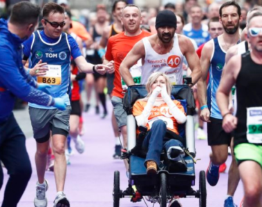 Colin Farrell corriendo con su amiga Emma los últimos 4 kilómetros de la maratón de Dublín