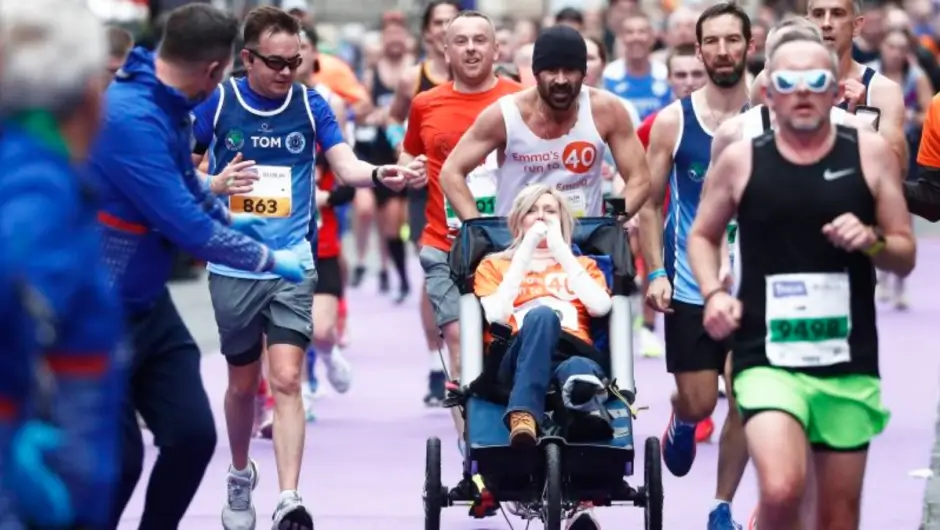 Colin Farrell corriendo con su amiga Emma los últimos 4 kilómetros de la maratón de Dublín