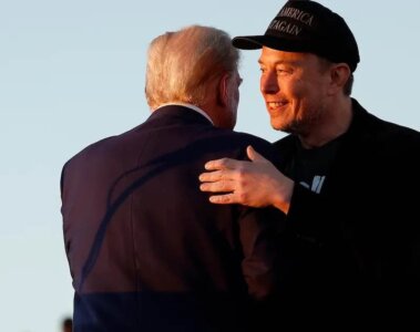 Donald Trump y Elon Musk dándose un abrazo en un evento