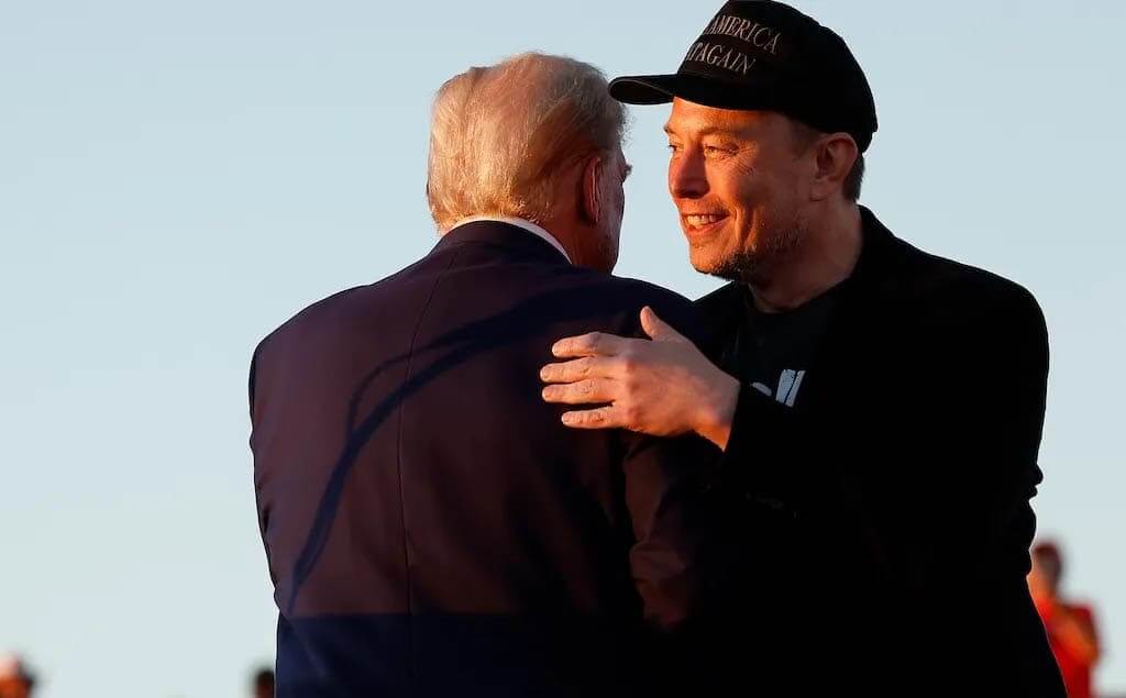 Donald Trump y Elon Musk dándose un abrazo en un evento