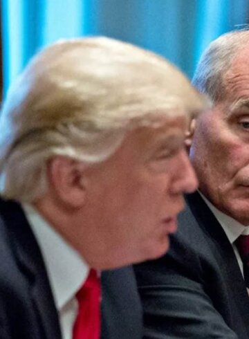 Donald Trump y John Kelly en medio de una reunión