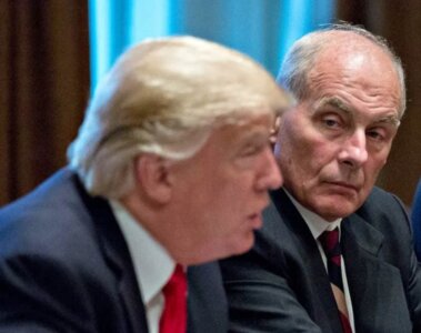 Donald Trump y John Kelly en medio de una reunión