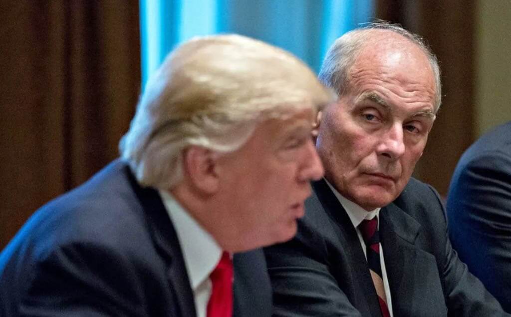 Donald Trump y John Kelly en medio de una reunión