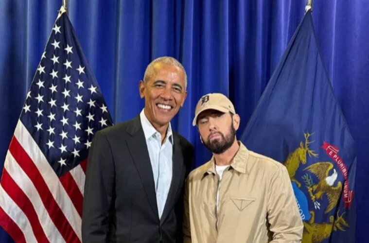Ex Presidente Barack Obama y el cantante Eminem en un mitin en Detroit