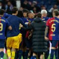 Jugadores de Barcelona celebran victoria en el Clásico