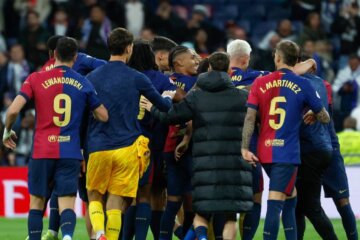 Jugadores de Barcelona celebran victoria en el Clásico