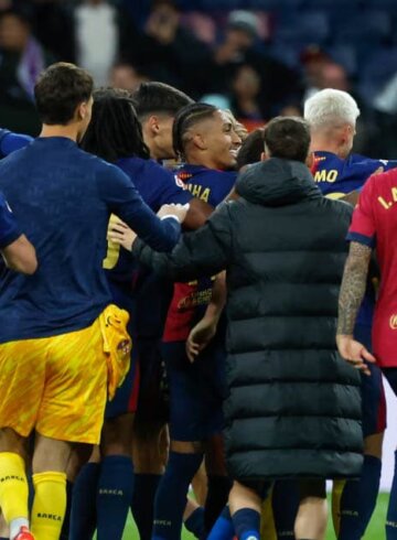 Jugadores de Barcelona celebran victoria en el Clásico