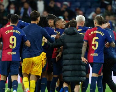 Jugadores de Barcelona celebran victoria en el Clásico