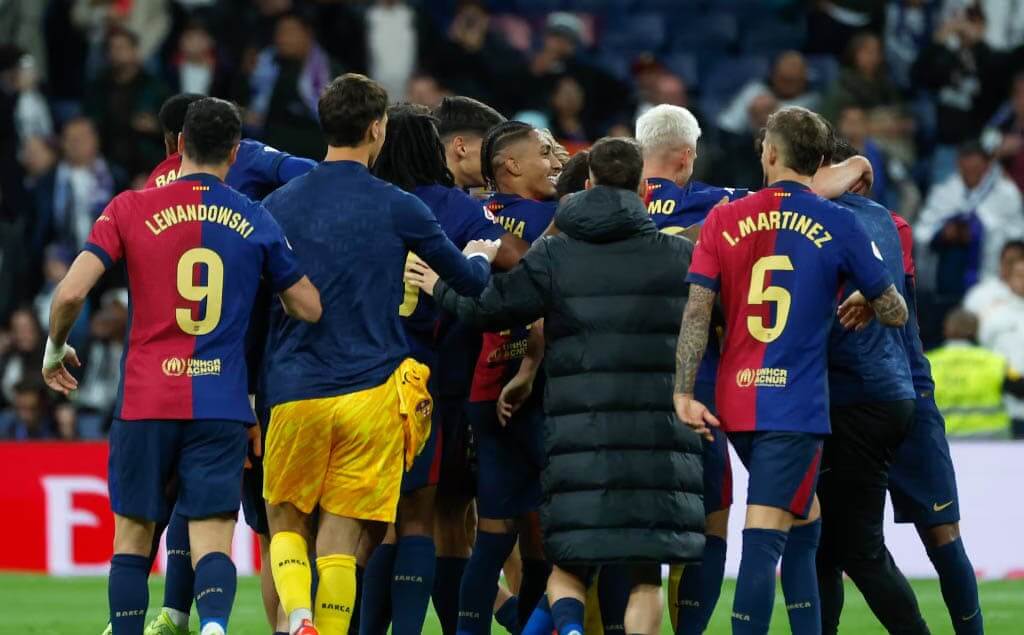 Jugadores de Barcelona celebran victoria en el Clásico