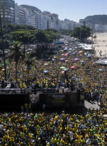 cientos de personas en Brasil marchando por la libre expresión