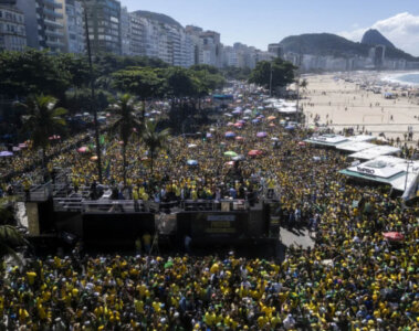 cientos de personas en Brasil marchando por la libre expresión