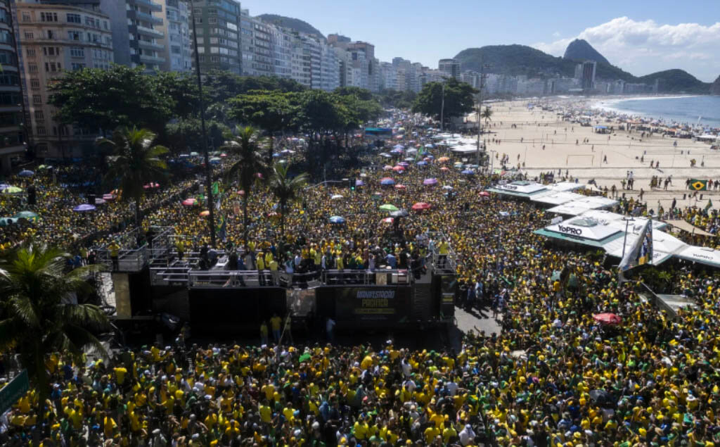 cientos de personas en Brasil marchando por la libre expresión