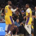 Lebrón y Bronny James en medio de un partido