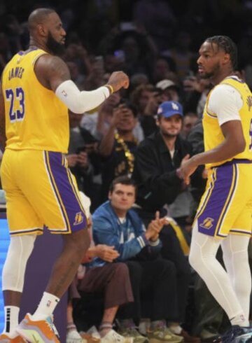 Lebrón y Bronny James en medio de un partido