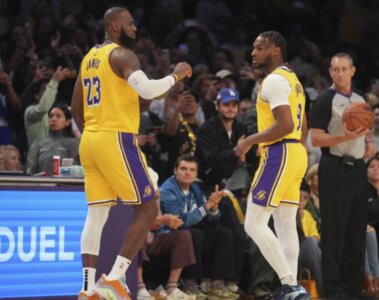 Lebrón y Bronny James en medio de un partido