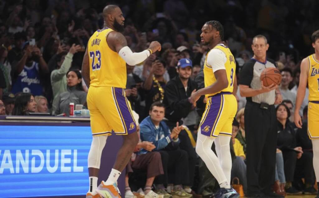 Lebrón y Bronny James en medio de un partido