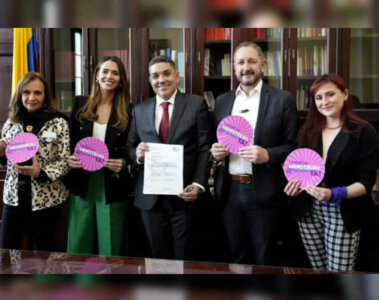 personas celebrando la aprobación de la licencia menstrual en colombia