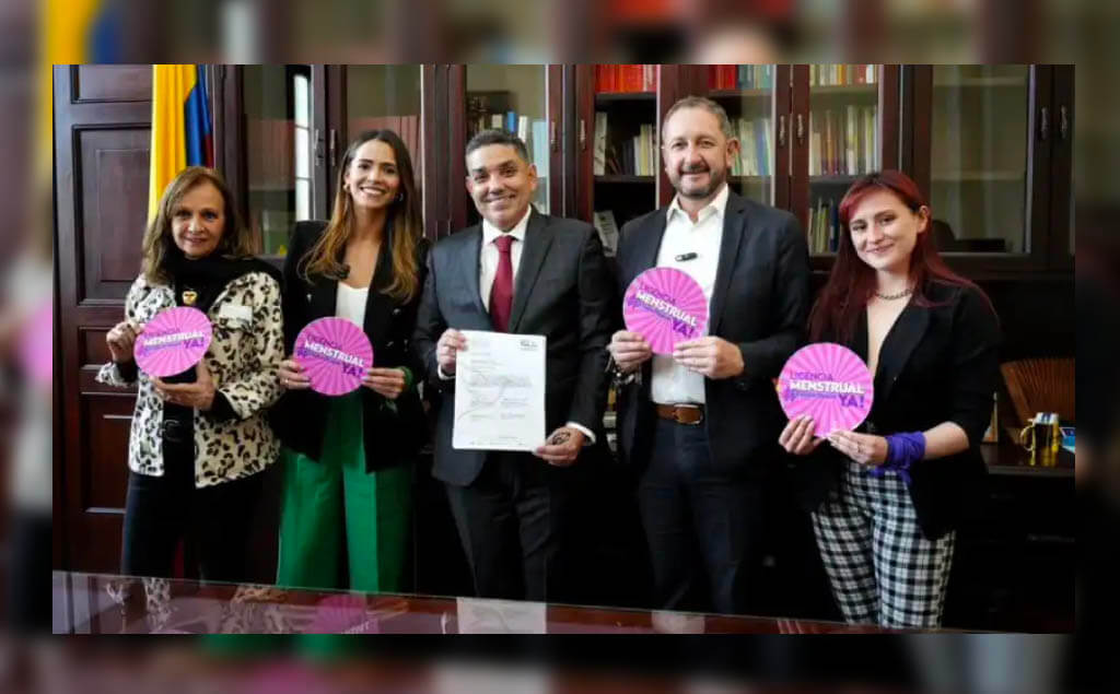 personas celebrando la aprobación de la licencia menstrual en colombia