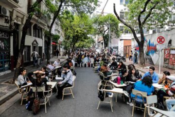 estudiantes protestan en contra de los recortes a la educación de Milei