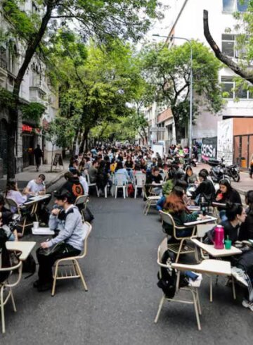 estudiantes protestan en contra de los recortes a la educación de Milei