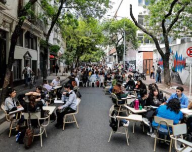 estudiantes protestan en contra de los recortes a la educación de Milei