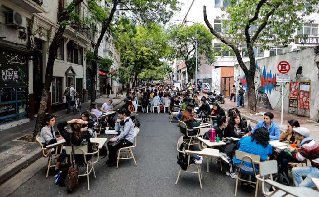 estudiantes protestan en contra de los recortes a la educación de Milei