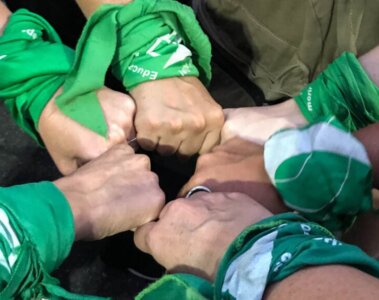 Mujeres con el el pañuelo verde que simboliza el derecho a la legalización del aborto.