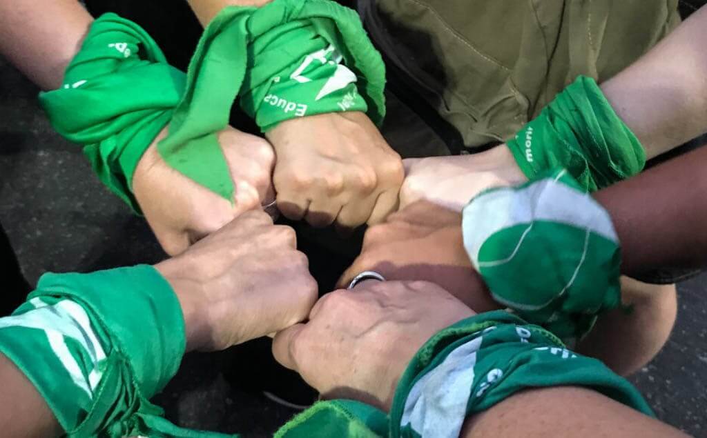 Mujeres con el el pañuelo verde que simboliza el derecho a la legalización del aborto.