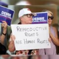 Mujeres en protesta mostrando apoyo a los derechos reproductivos de las mujeres