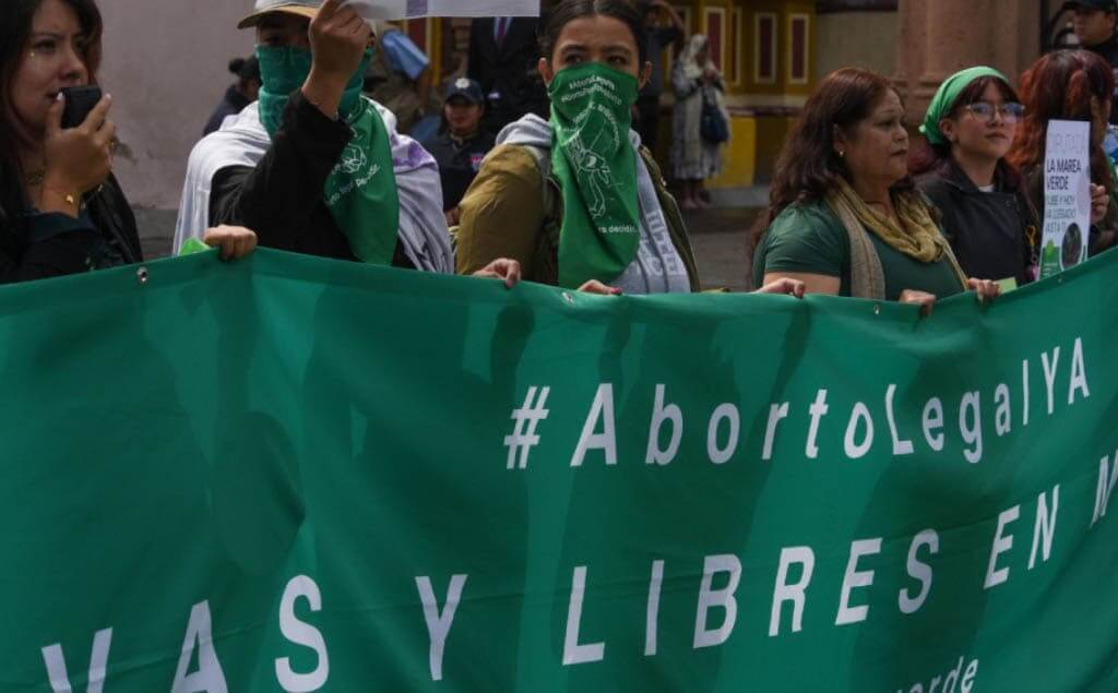 Mujeres marchando en México por el aborto legal