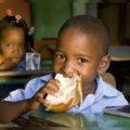 Niño comiendo en República Dominicana