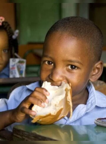 Niño comiendo en República Dominicana