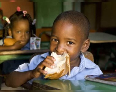 Niño comiendo en República Dominicana