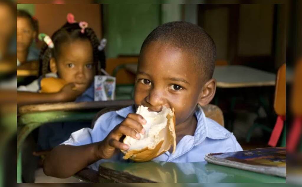 Niño comiendo en República Dominicana