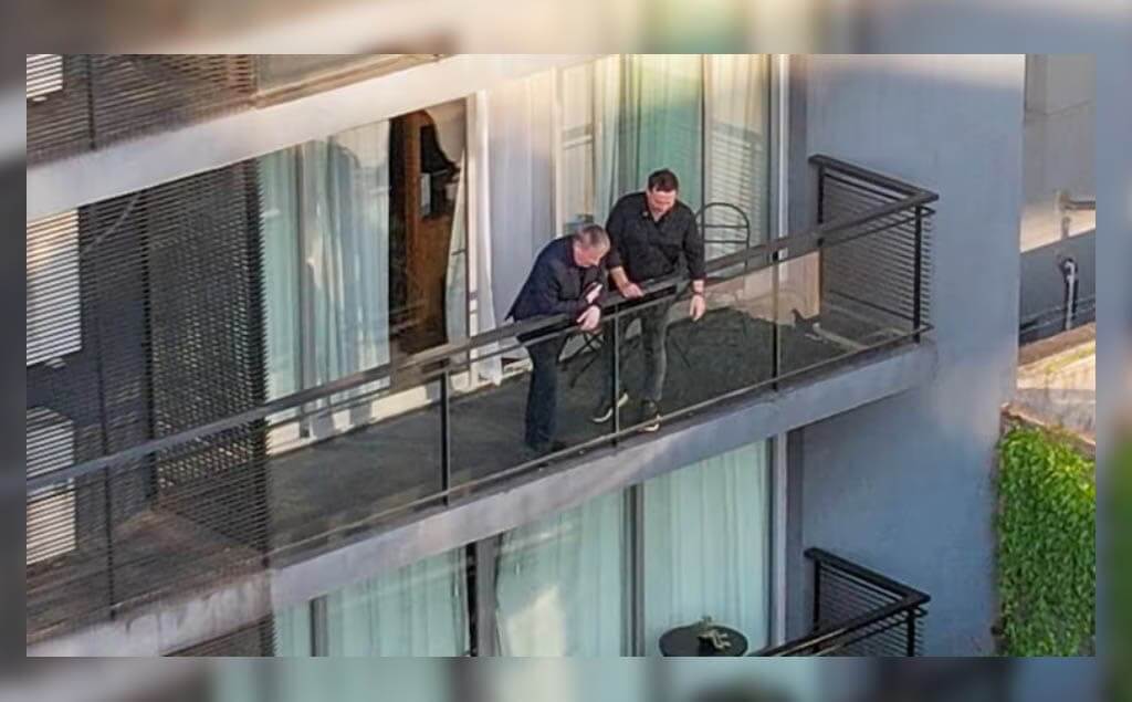 Papá de Liam Payne mirando desde el balcón donde cayó su hijo